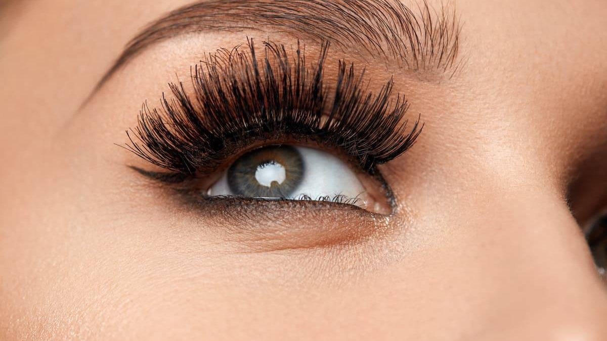 Protecting Your Lashes: Safe Removal of Eyelash Glue